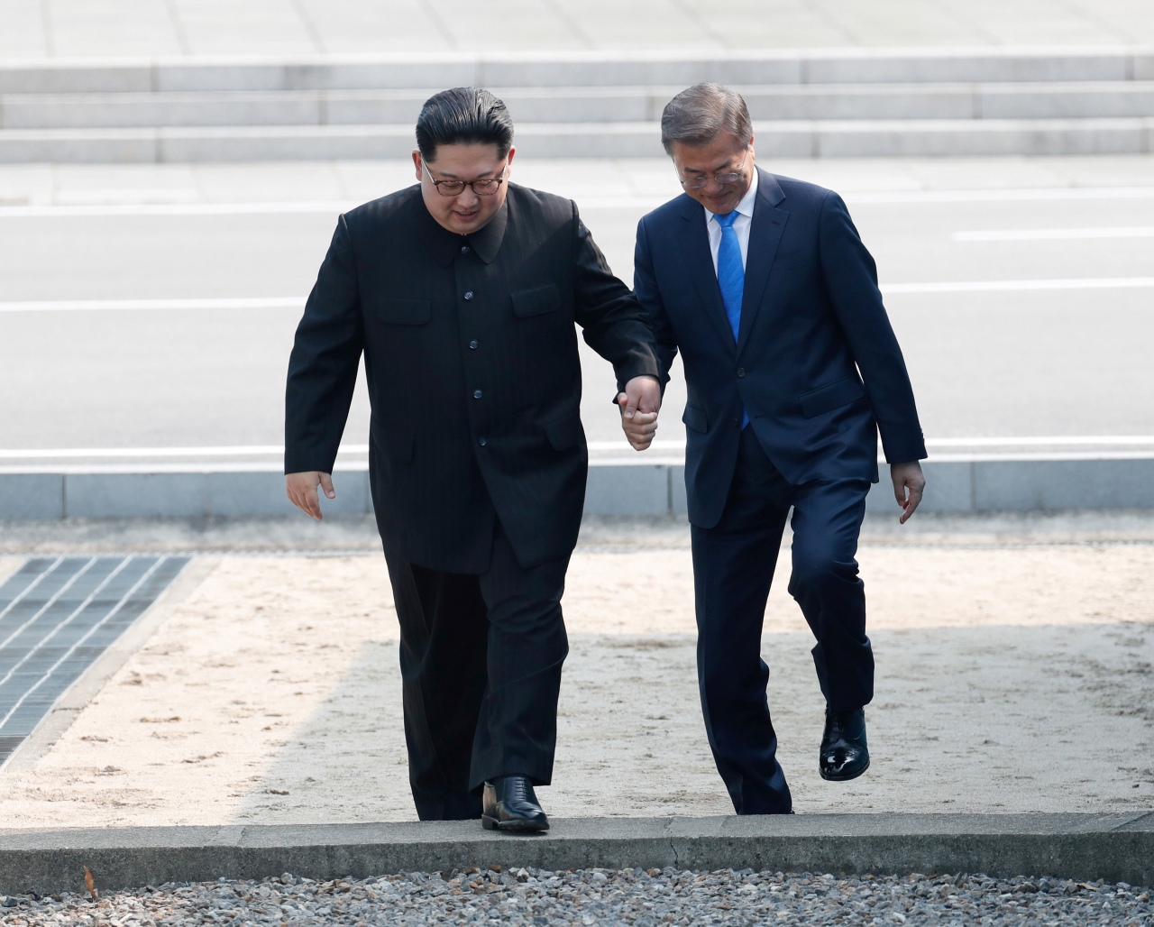 남북 정상이 지난 2018년 4월 27일 판문점에서 만나고 있다.[연합]
