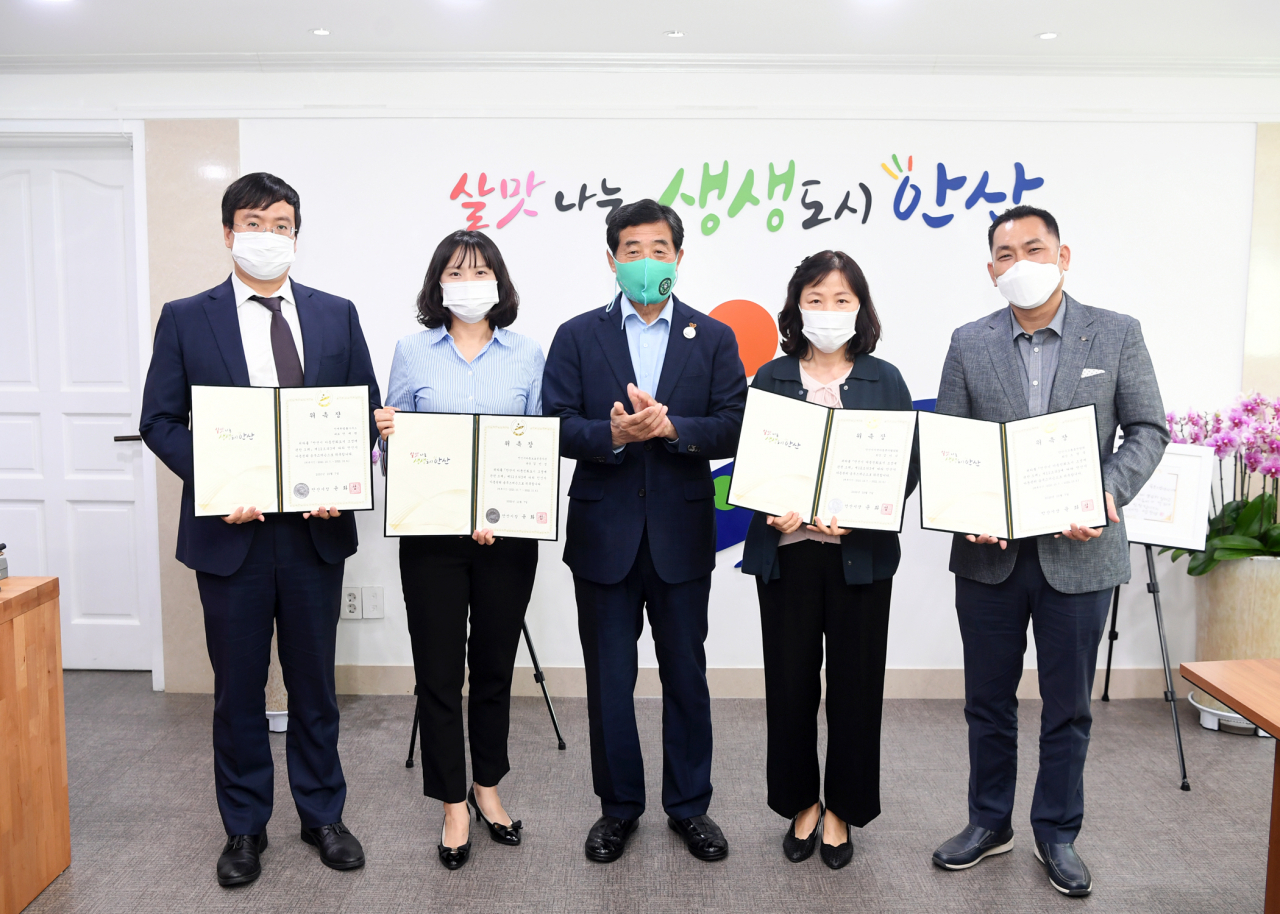 아동 관련 전문가와 변호사로 구성된 ‘아동권리 옴부즈퍼슨’을 위촉했다. [안산시 제공]