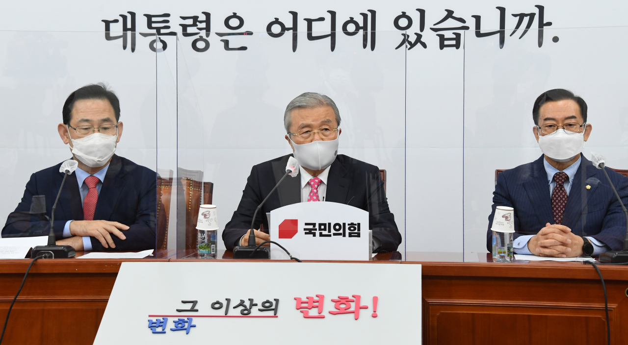 김종인(가운데) 국민의힘 비상대책위원장이 8일 국회에서 열린 비상대책위원회의에서 발언하고 있다. [이상섭 기자/babtong@heraldcorp.com]