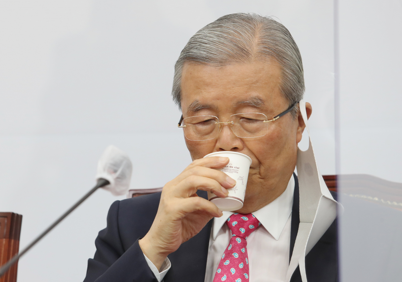 김종인 국민의힘 비상대책위원장이 8일 오전 국회에서 열린 비상대책위원회의에서 발언을 마친 뒤 물을 마시고 있다. [연합]
