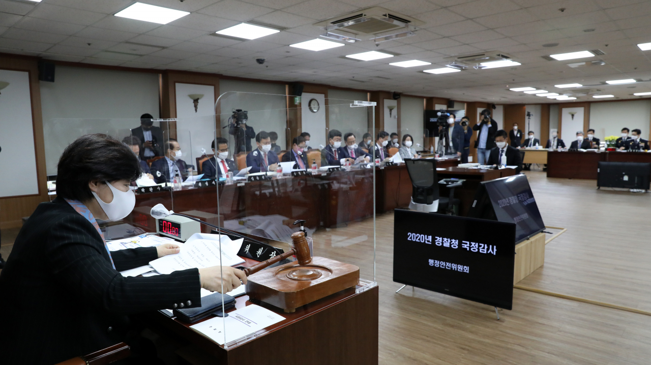서영교 국회 행정안전위원장이 8일 서울 서대문구 경찰청에서 열린 국회 행정안전위원회 경찰청 국정감사에서 시작을 알리는 의사봉을 두드리고 있다. [연합]