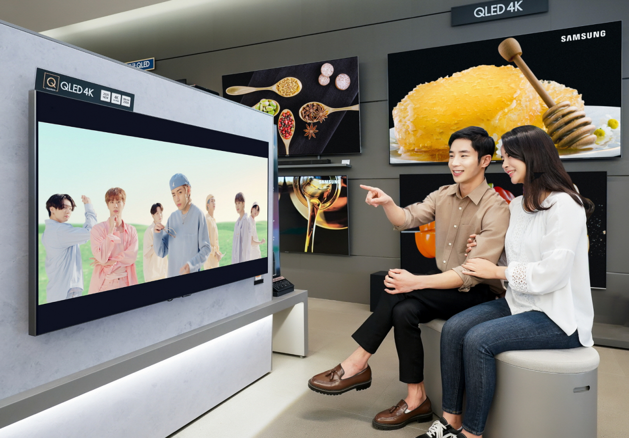 삼성전자 모델이 서울 논현동에 위치한 삼성디지털프라자 강남본점에서 삼성 TV를 통해 방탄소년단 'Dynamite' 뮤직비디오를 선보이고 있다. [삼성전자 제공]
