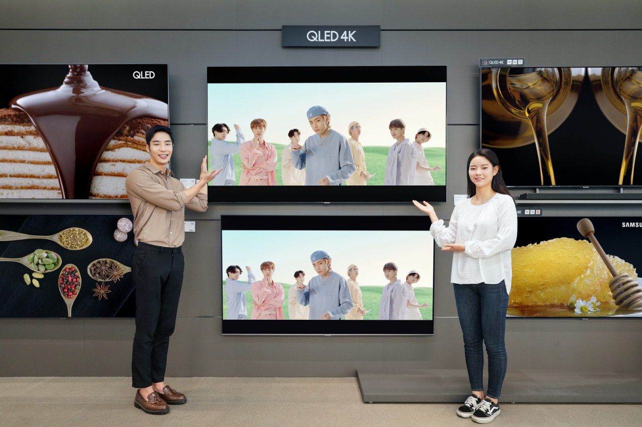 삼성전자 모델이 서울 논현동에 위치한 삼성디지털프라자 강남본점에서 삼성 TV를 통해 방탄소년단 'Dynamite' 뮤직비디오를 선보이고 있다. [삼성전자 제공]