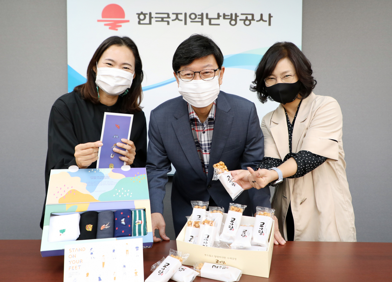 황창화 한난사장(가운데)가 핸드인핸드 캠페인에 동참했다.[한난 제공]