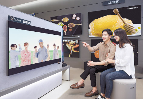 삼성전자 모델이 서울 논현동에 위치한 삼성디지털프라자 강남본점에서 삼성 TV를 통해 방탄소년단 ‘Dynamite’ 뮤직비디오를 선보이고 있다. [삼성전자 제공]