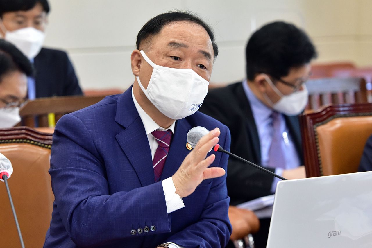 홍남기 경제부총리 겸 기획재정부 장관이 8일 국회에서 열린 기획재정위원회 기획재정부 국정감사에서 답변하고 있다. [연합]