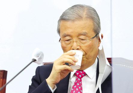 이낙연 더불어민주당 대표가 8일 오전 서울 여의도 국회에서 열린 법사위원 연석회의에 참석, 마스크를 쓰고 있다.(위쪽 사진) 김종인 국민의힘 비상대책위원장이 8일 오전 국회에서 열린 비상대책위원회의에서 발언을 마친 뒤 물을 마시고 있다. 이상섭 기자