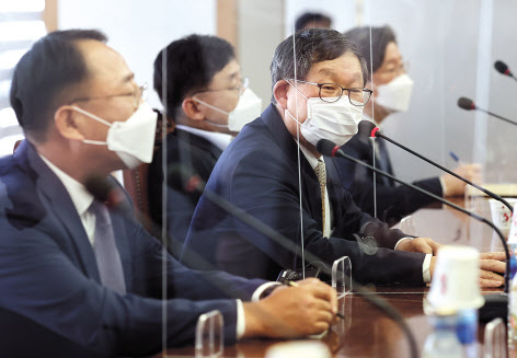 김용근 경총 상근부회장(왼쪽 두 번째)이 지난 7일 오후 서울 마포구 한국경영자총협회 회관에서 열린 ‘공정경제 3법’(상법·공정거래법·금융그룹감독법)과 관련한 긴급회의에서 발언하고 있다. [연합]