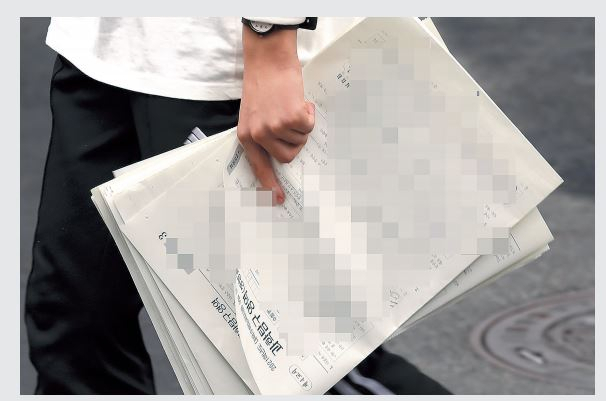 지난 달 16일 종로구 경복고등학교에서 모의고사를 본 고3 학생이 문제지를 들고 교문을 나서고 있다. 이번 모의평가는 수능 출제기관인 평가원이 본 수능 이전에 실시하는 마지막 모의고사다. [연합]