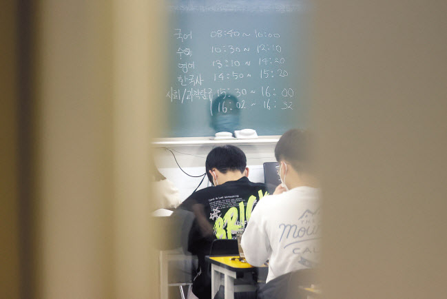 올해 대학수학능력시험(수능) 전 마지막 한국교육과정평가원 주관 모의평가가 치러진 지난 달 16일 오전 서울 동작구 노량진 대성학원에서 수험생들이 시험 준비를 하고 있다. 코로나19 사회적 거리두기 2단계에 따라 대면 운영이 중단됐던 대형학원은 집합 금지 예외 대상이 돼 이날 시험을 위해 한시적으로 문을 열었다. 교육부는 시험실 당 인원을 50명 이내로 제한하도록 했다. [연합]