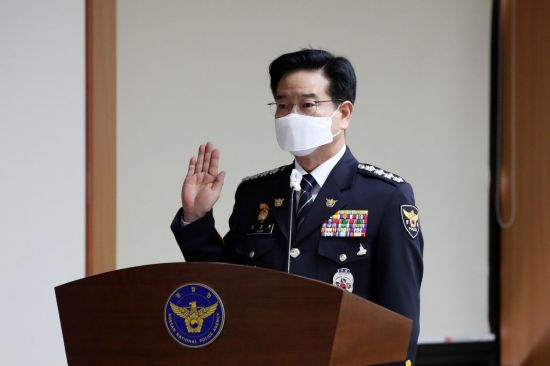 8일 서울 서대문구 경찰청에서 열린 국회 행정안전위원회 경찰청 국정감사. 선서 중인 김창룡 경찰청장. [연합]