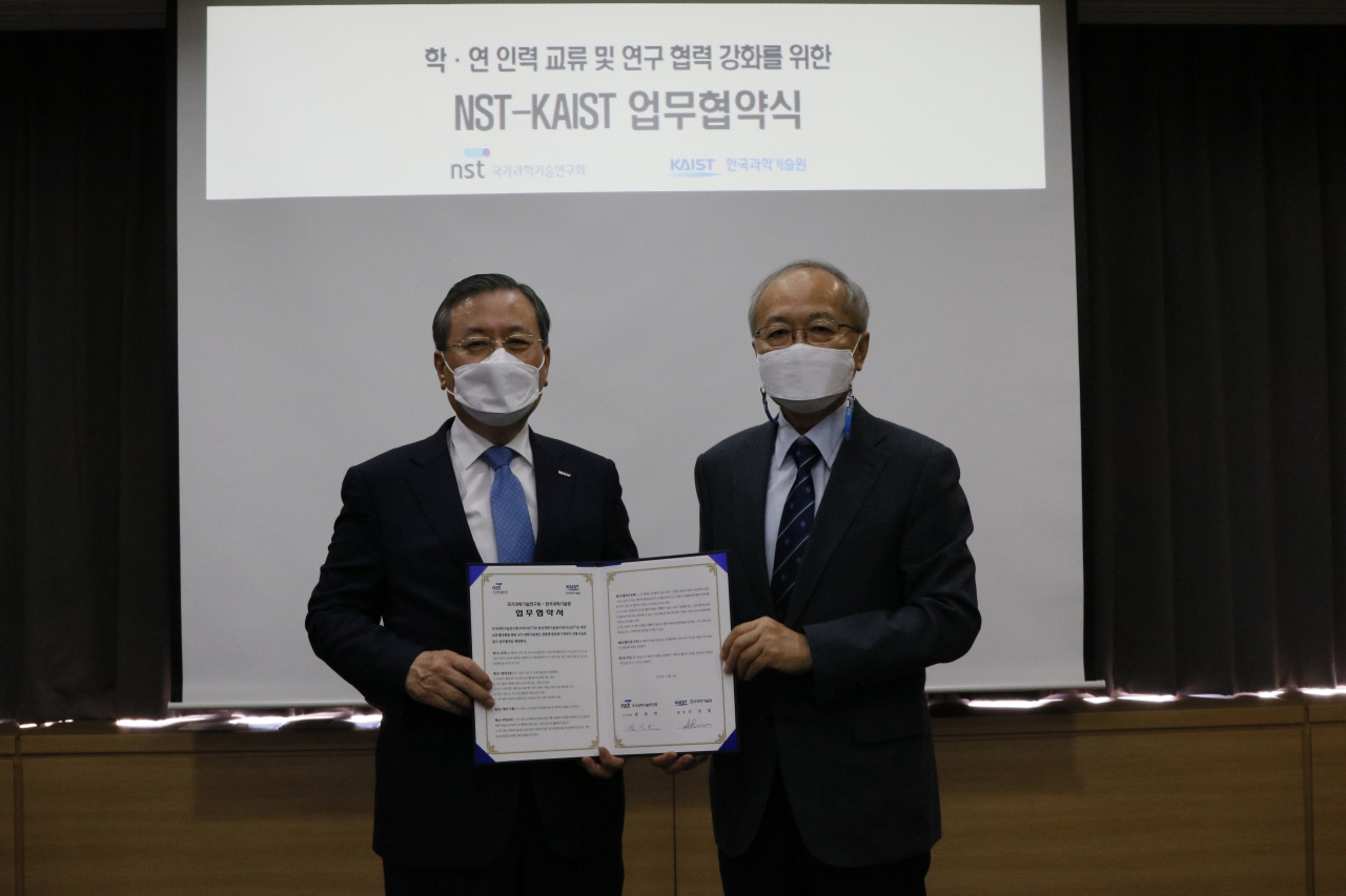 원광연(오른쪽) NST 이사장과 신성철 KAIST 총장이 업무협약을 마치고 기념촬영을 하고 있다.[NST 제공]