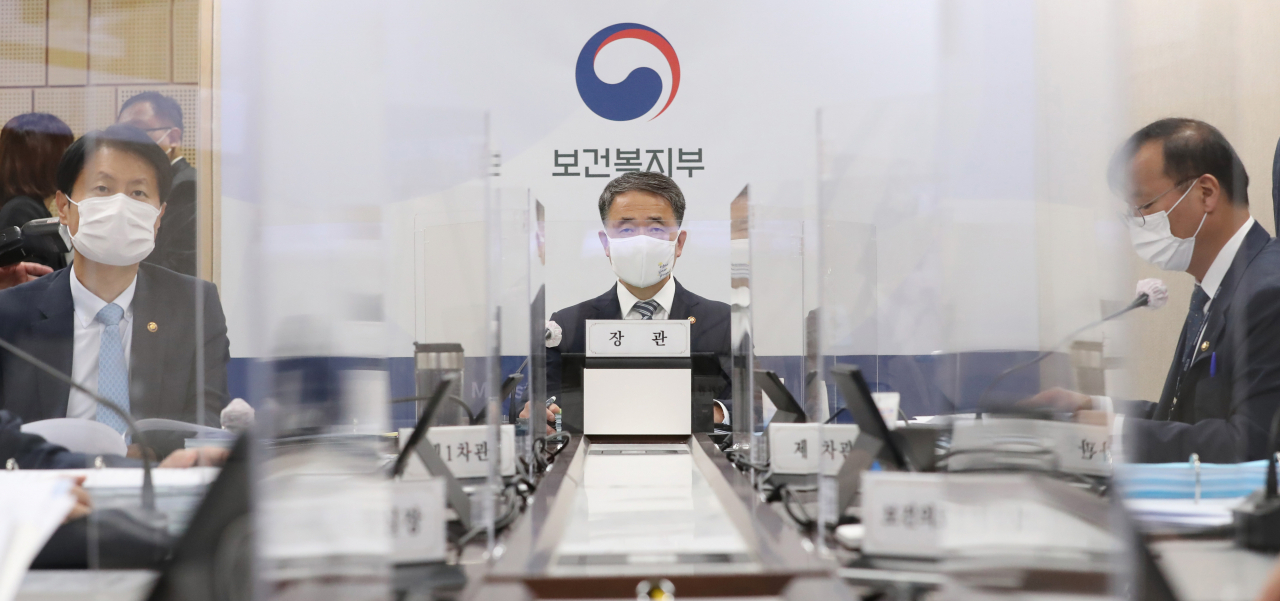 박능후 보건복지부 장관이 8일 오전 세종시 정부세종청사에서 영상으로 연결해 열린 국회 보건복지위원회의 보건복지부 국정감사에서 위원들의 질의에 답변하고 있다. 이날 국감은 코로나19로 인해 비대면으로 진행됐다. [연합]