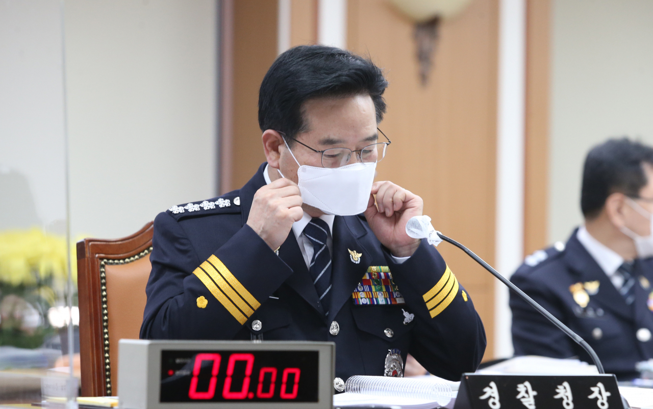 김창룡 경찰청장이 8일 서울 서대문구 경찰청에서 열린 국회 행정안전위원회 경찰청 국정감사에서 마스크를 고쳐쓰고 있다. [연합]