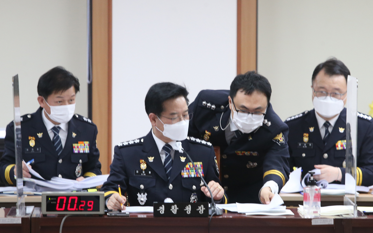 김창룡 경찰청장이 8일 서울 서대문구 경찰청에서 열린 국회 행정안전위원회 경찰청 국정감사에서 경찰청 관계자로부터 답변 자료를 받고 있다. [연합]
