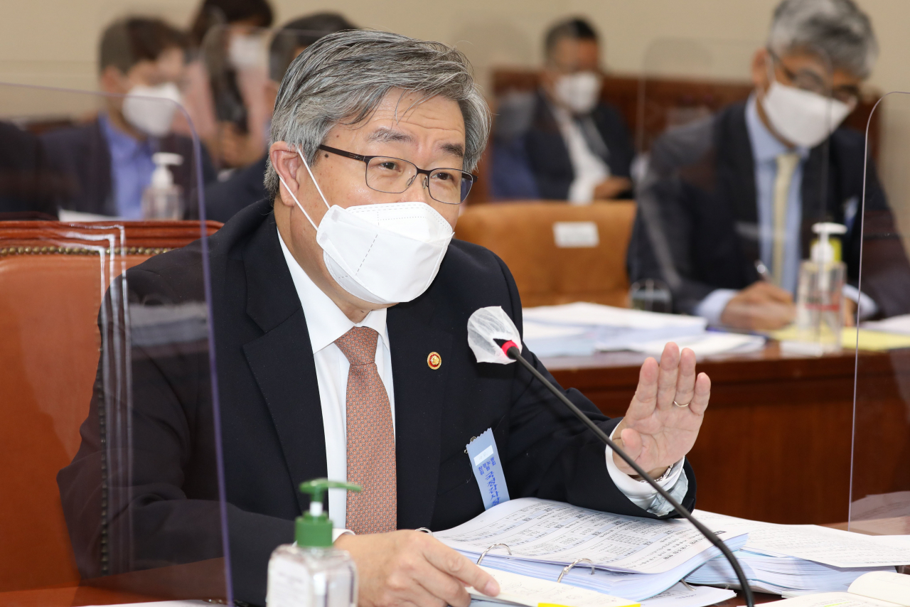 이재갑 고용노동부 장관이 8일 오전 서울 여의도 국회에서 열린 환경노동위원회의 고용노동부 국정감사에서 질의에 답변하고 있다. [연합]