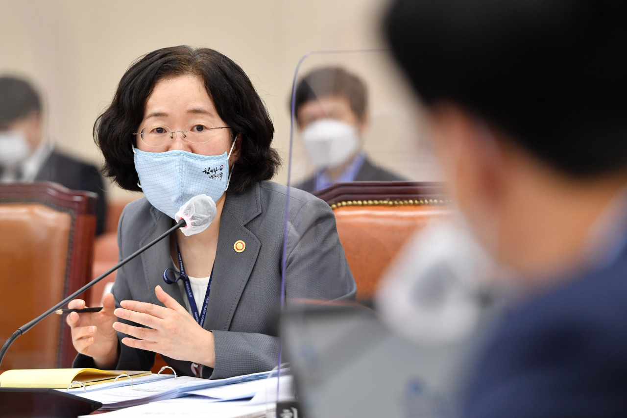 조성욱 공정거래위원장이 8일 서울 여의도 국회에서 열린 정무위원회의 공정거래위원회 등에 대한 국정감사에 출석, 답변하고 있다. [연합]
