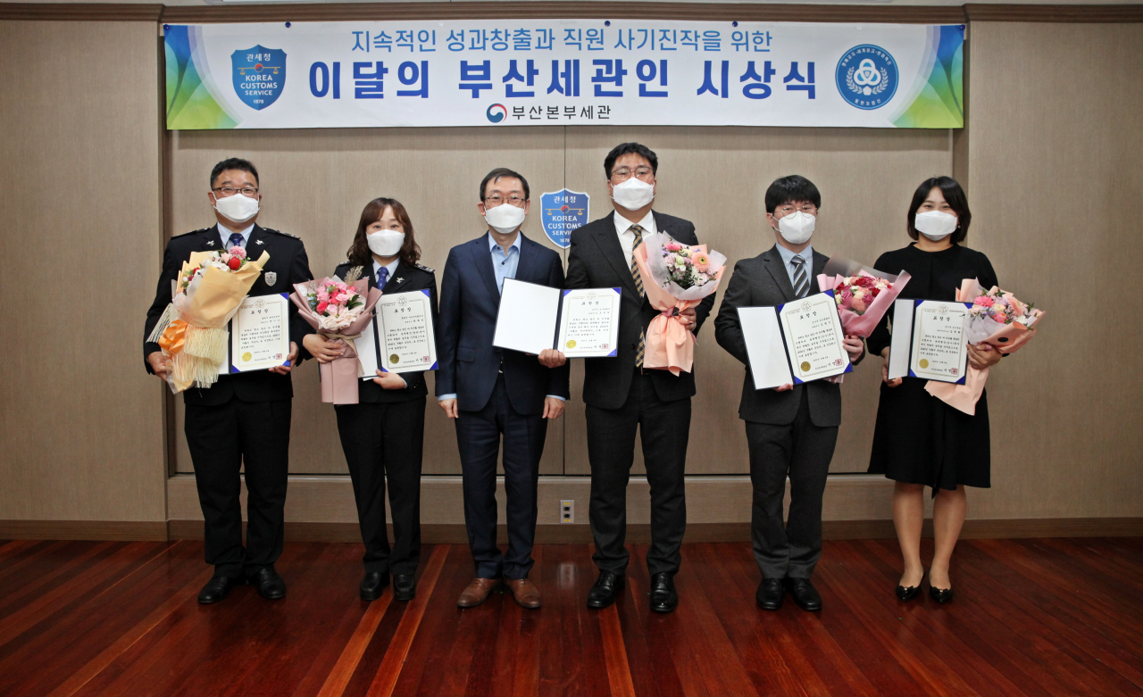 9월의 부산세관인 및 유공자들과 이명구 부산본부세관장