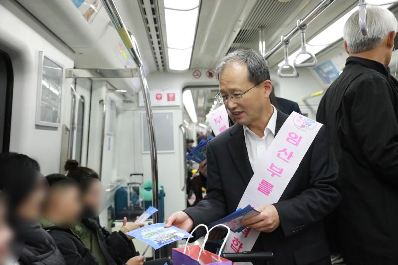 지난해말 공항철도 일반열차에서 임산부 배려석 캠페인에 참여한 김한영 공항철도 사장.