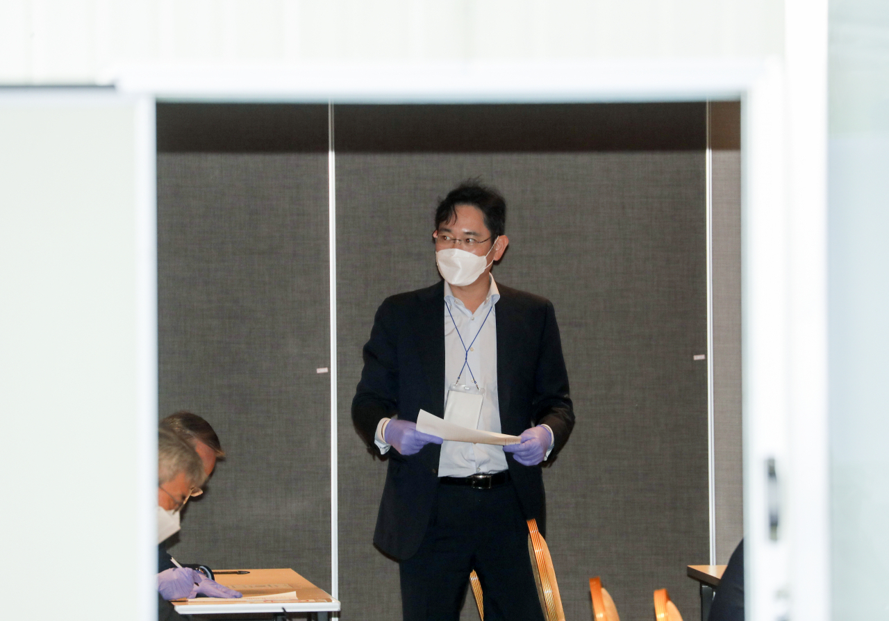 이재용 삼성전자 부회장이 지난 5월 19일 코로나19 한 복판에서 중국 시안 반도체 사업장을 방문하고 귀국해 코로나19 검사를 받고 있는 모습. [연합]