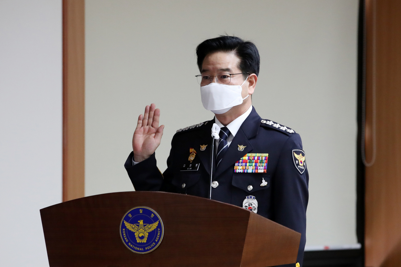 김창룡 경찰청장이 8일 서울 서대문구 경찰청에서 열린 국회 행정안전위원회 경찰청 국정감사에서 선서하고 있다. [연합]