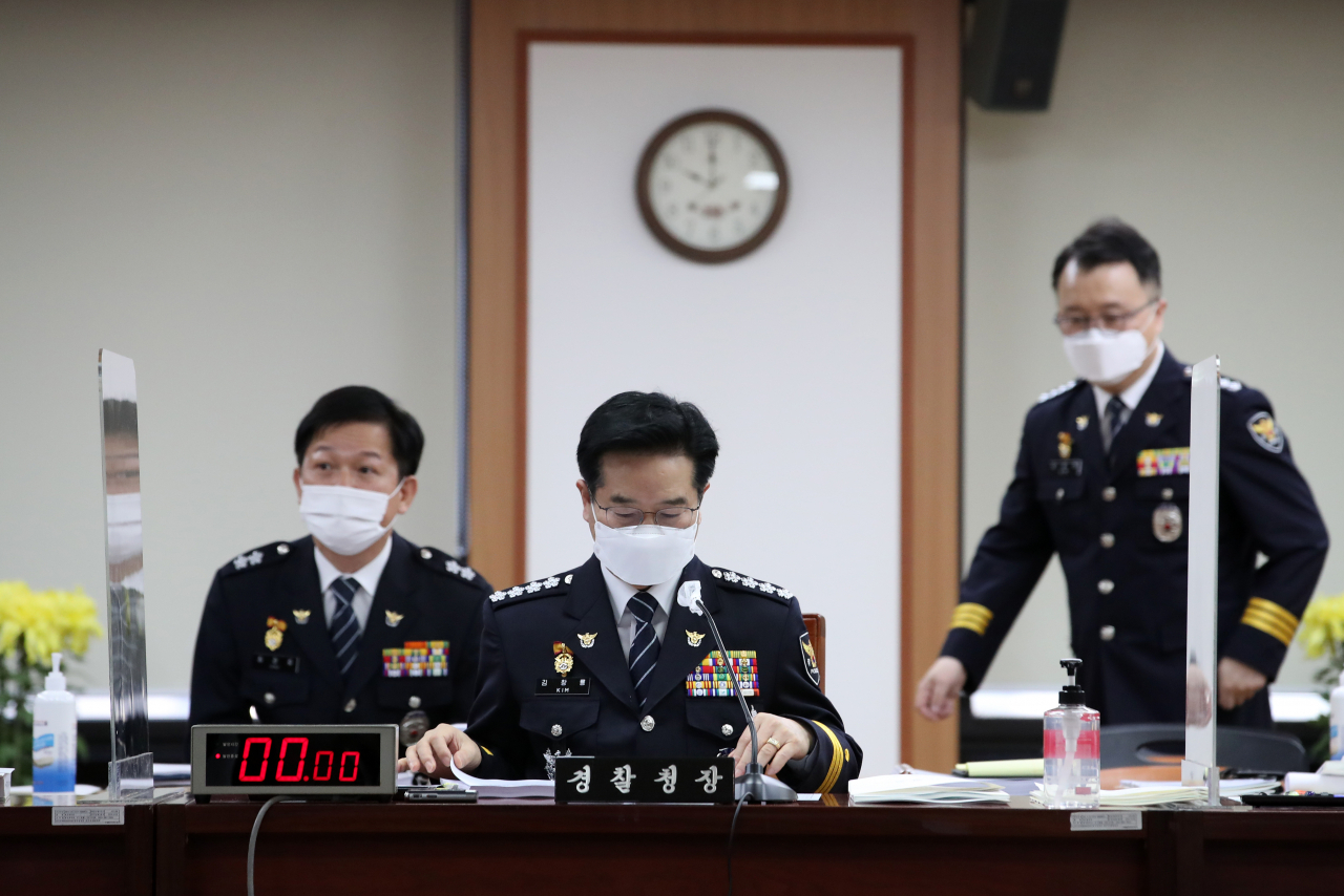 김창룡 경찰청장이 8일 서울 서대문구 경찰청에서 열린 국회 행정안전위원회 경찰청 국정감사에서 자료를 살펴보고 있다. [연합]