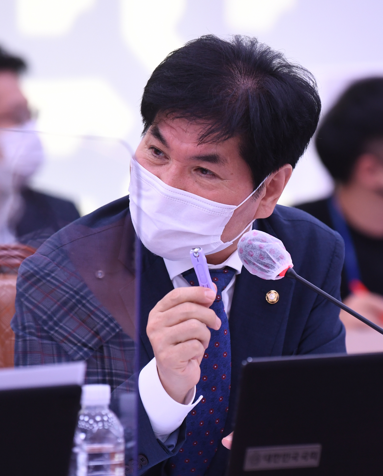 더불어민주당 이용선 의원이 8일 국회 외교통일위원회에서 열린 통일부 등 국정감사에서 대북제재품목과 관련해 손톱깎이를 들고 질의하고 있다. 연합뉴스