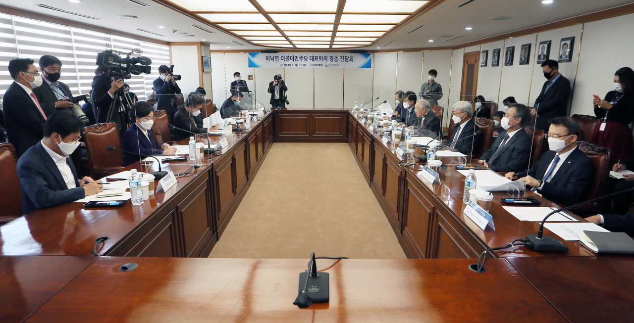 지난 6일 오전 서울 마포구 백범로 한국경영자총협회에서 열린 더불어민주당 이낙연 대표와 한국경영자총협회 손경식 경총회장이 인사말하고 있다. [연합뉴스]