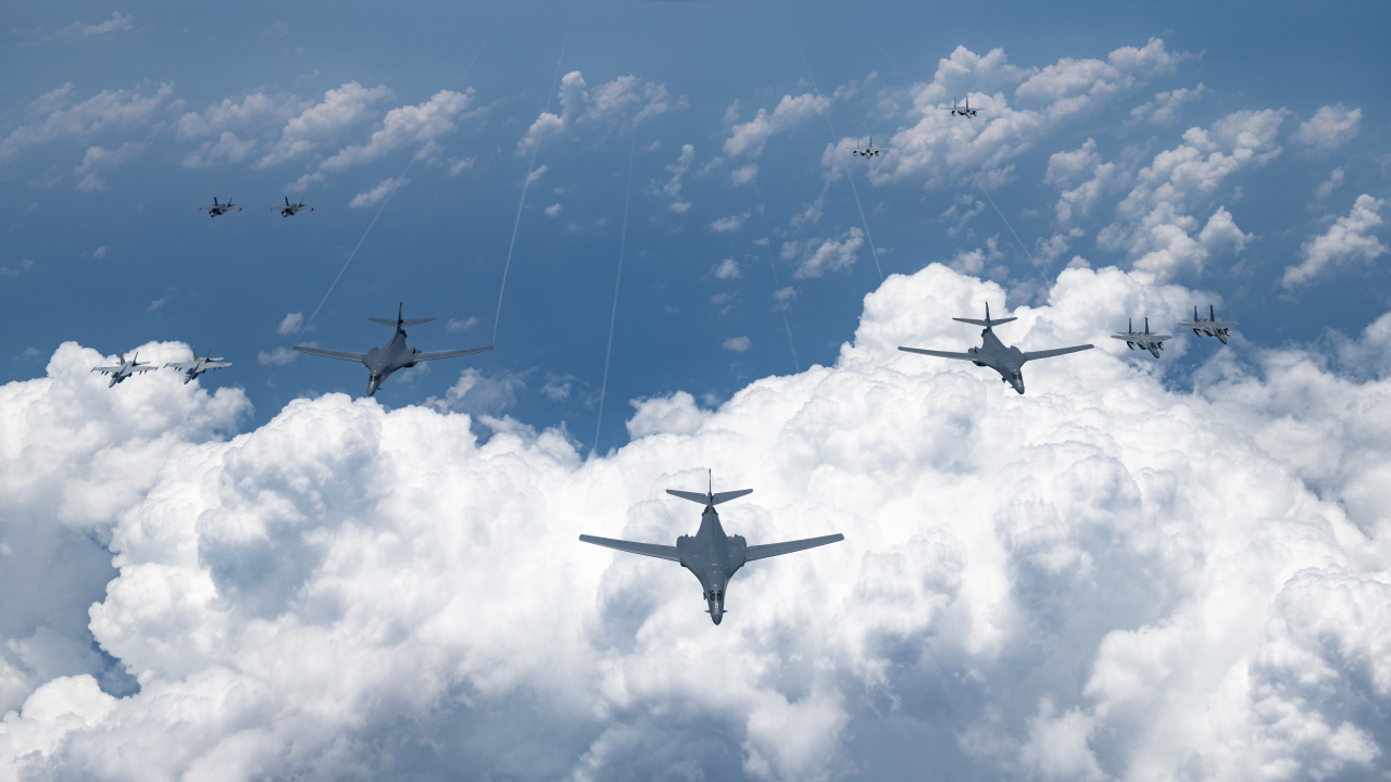 지난 8월 미 폭격기 B-1B가 주일 미 공군 F-15C, 미 해군 F/A-18 슈퍼호넷, 미 해병대 F-35B, 일본 항공자위대 F-15J의 호위를 받으며 한반도 근해를 비행하고 있다.[연합]