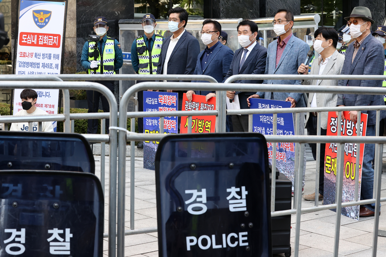한글날인 9일 서울 광화문광장 인근에서 '8.15 비상대책위' 회원들이 정권규탄 기자회견을 하고 있다. [연합]