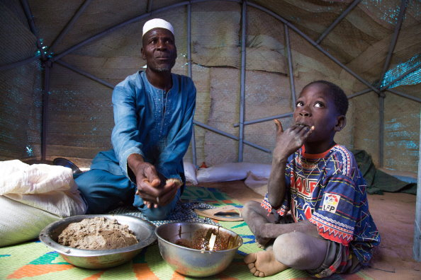 유엔 세계식량계획(WFP) 홈페이지 캡처 [사진=아프리카 부르키나파소에서 한 가족이 식사를 하고 있는 모습]