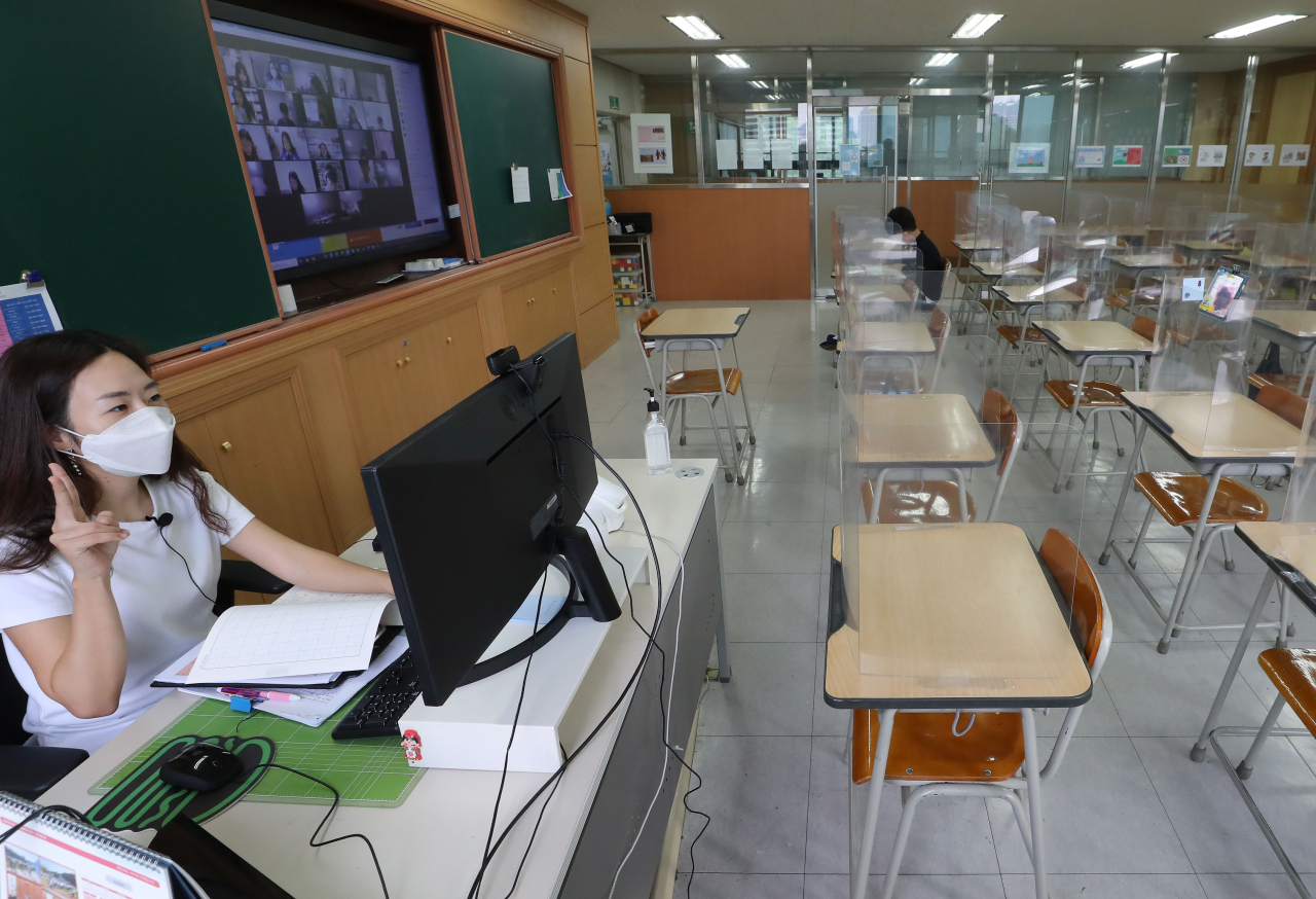 수도권 지역 유·초·중·고 학생들의 등교가 한달여만에 재개된 지난 달 21일 오전 서울 노원구 화랑초등학교 한 6학년 교실에서 대면수업과 원격수업이 동시에 이뤄지고 있다. [연합]