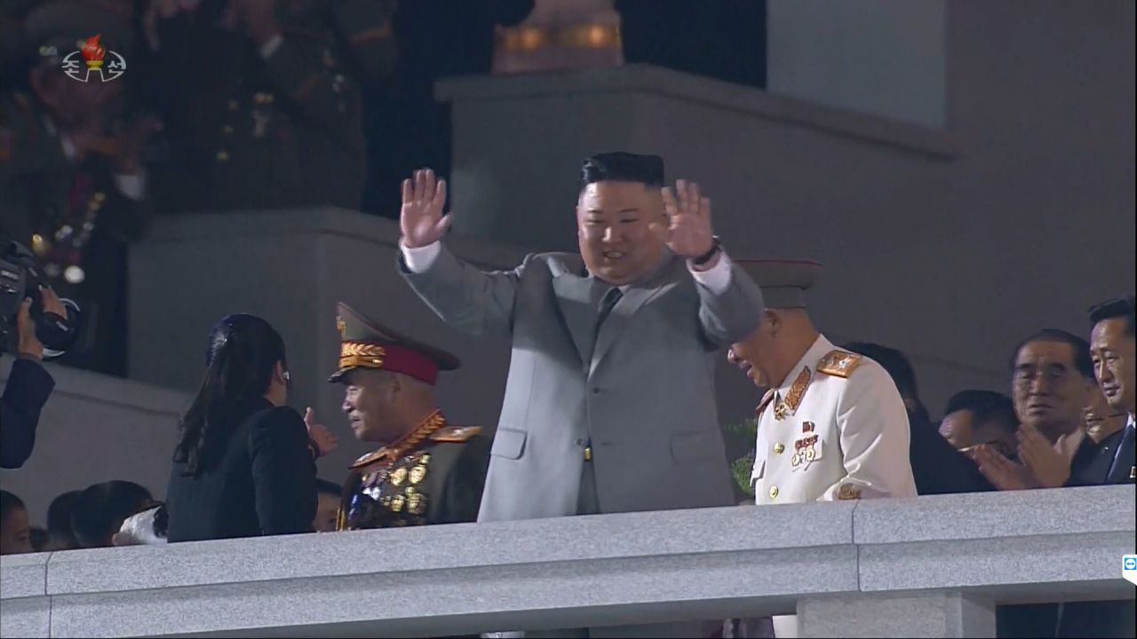 김정은 북한 국무위원장이 지난 10일 노동당 창건 75주년을 맞아 열병식 연설에 앞서 광장에 모든 시민들에게 손을 들어 인사하고 있다.[연합]