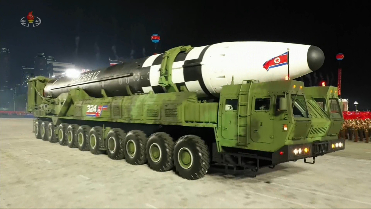 열병식에서 공개된 신형 ICBM[연합]