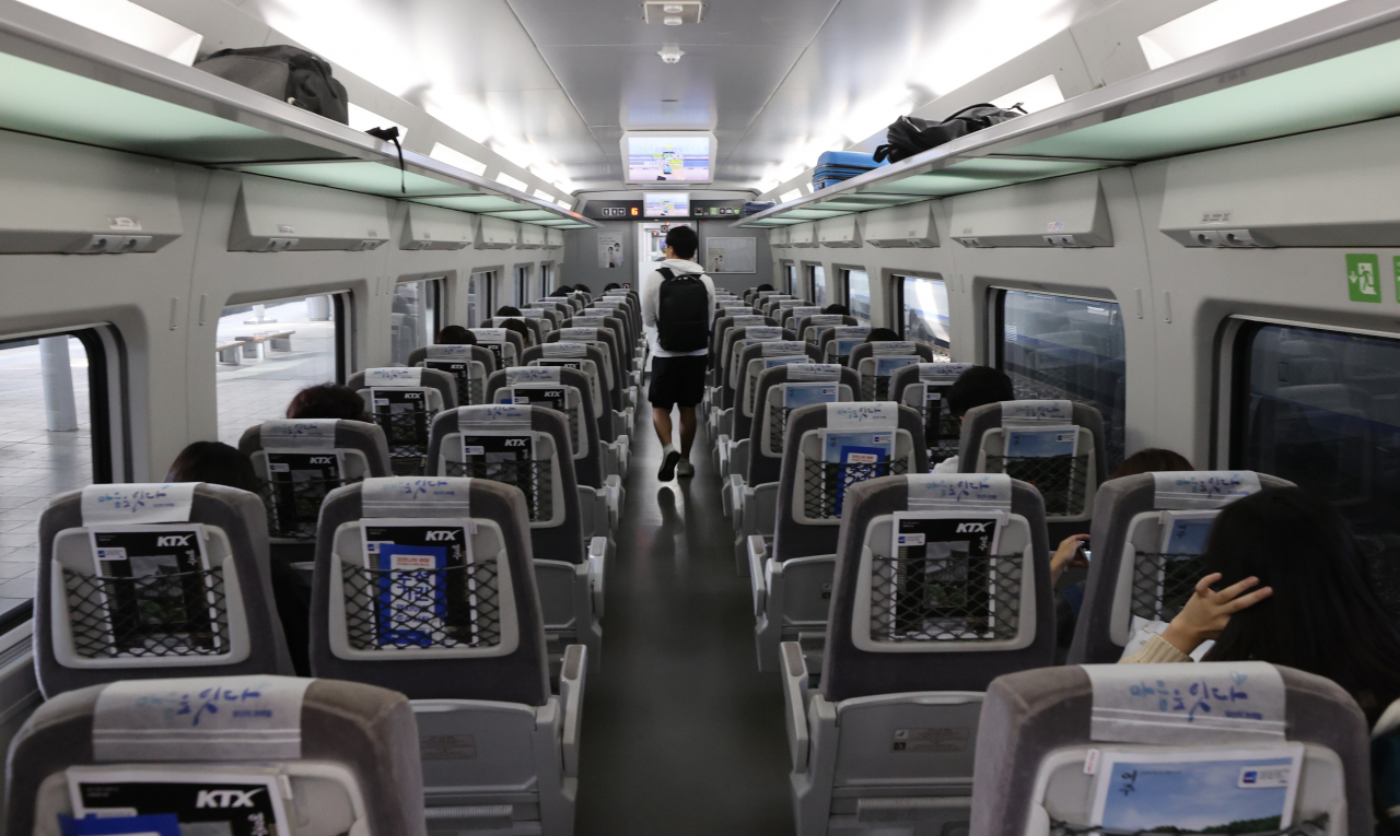 KTX 열차 내부 전경. 기사와 무관.[연합]