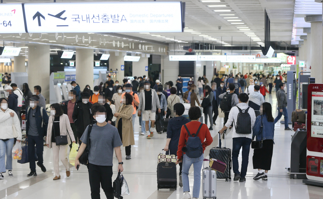 11일 오전 제주국제공항이 관광객들로 북적이고 있다.[연합]