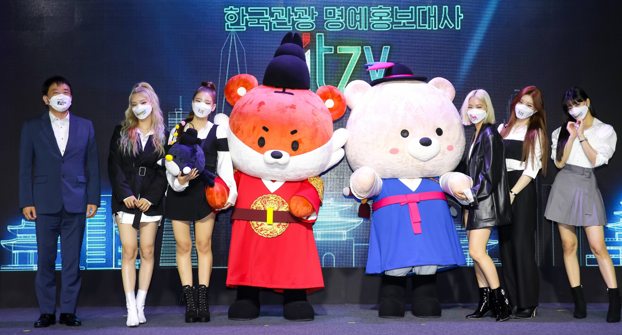 안영배(왼쪽) 한국관광공사 사장이 K팝 스타 있지(ITZY)를 한국관광 홍보대사로 위촉하고 있다.