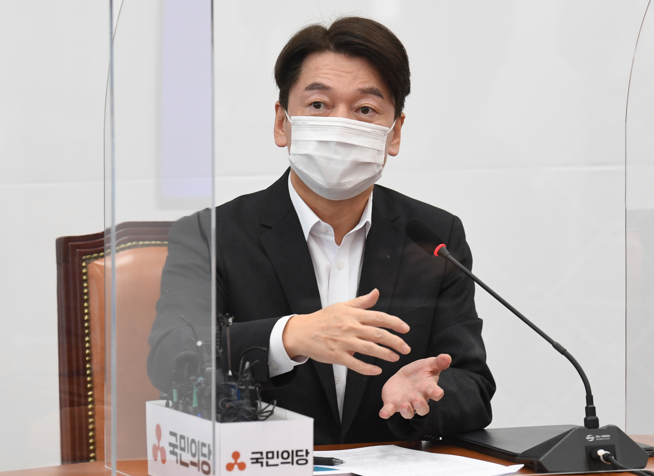 국민의당 안철수 대표가 6일 오전 서울 여의도 국회에서 열린 공유정당 플랫폼 및 국정감사 37대 정책과제 발표 기자회견에 참석, 취재진의 질문에 답변하고 있다. 연합뉴스
