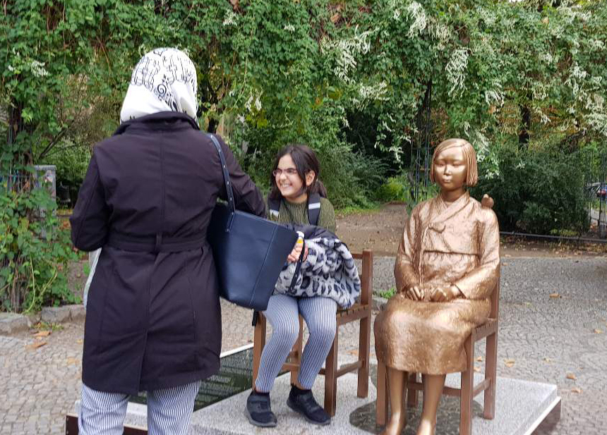 지난 25일(현지시간) 독일 수도 베를린에 설치된 '평화의 소녀상' 옆에 한 소녀가 앉아있다. 연합뉴스