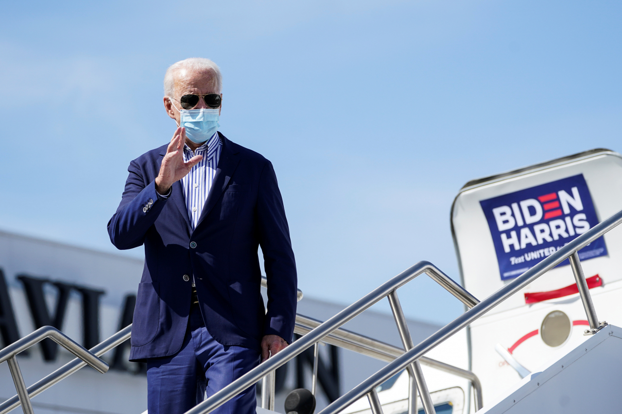 조 바이든 미국 민주당 대선 후보가 지난 8일(현지시간) 애리조나주 피닉스 스카이하버 국제공항에 도착, 자신의 대선 유세용 비행기에서 내리며 손을 흔들고 있다.[연합]