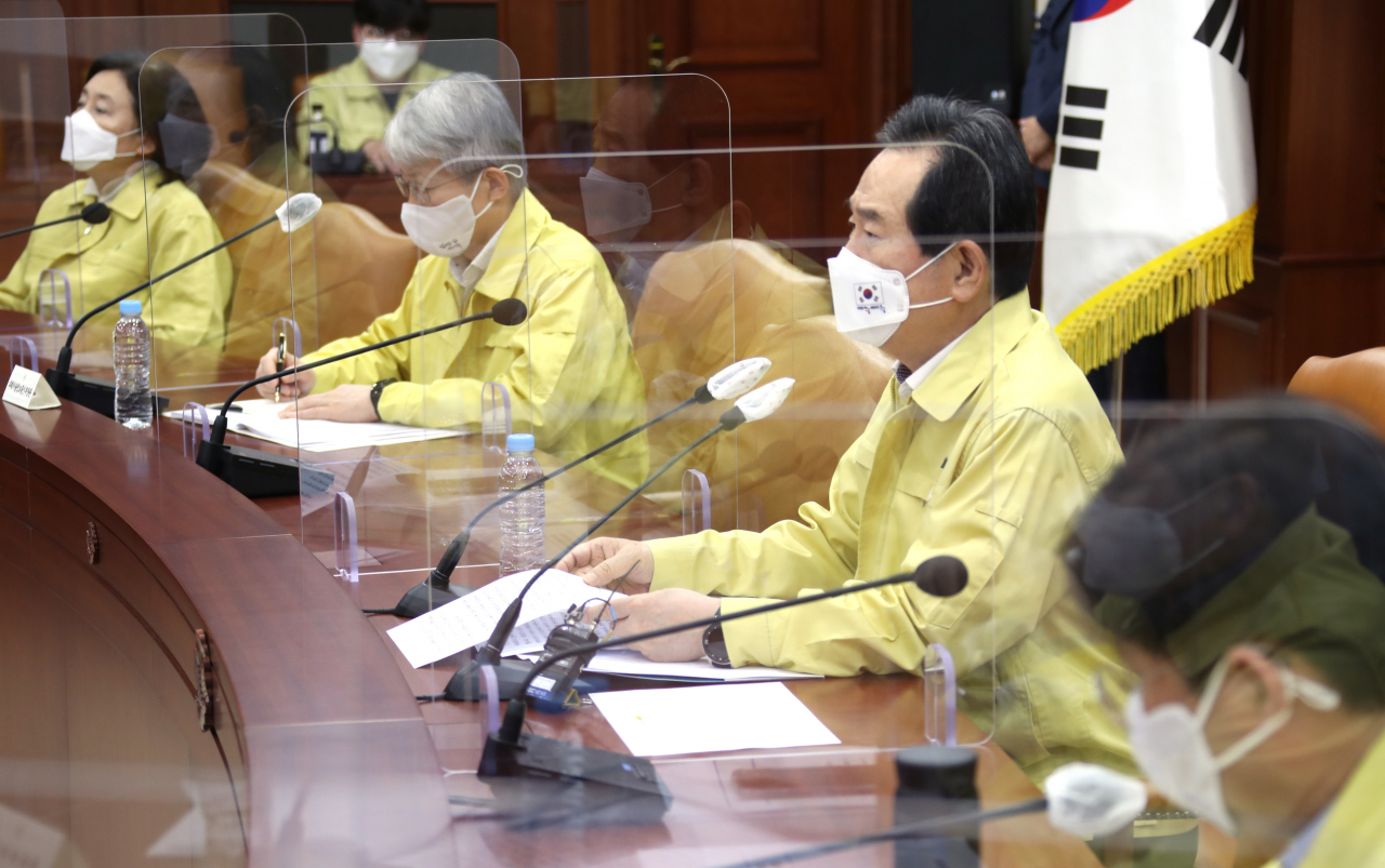 정세균 국무총리가 11일 정부서울청사에서 열린 코로나19 대응 중앙재난안전대책본부 회의에서 발언하고 있다.[연합]
