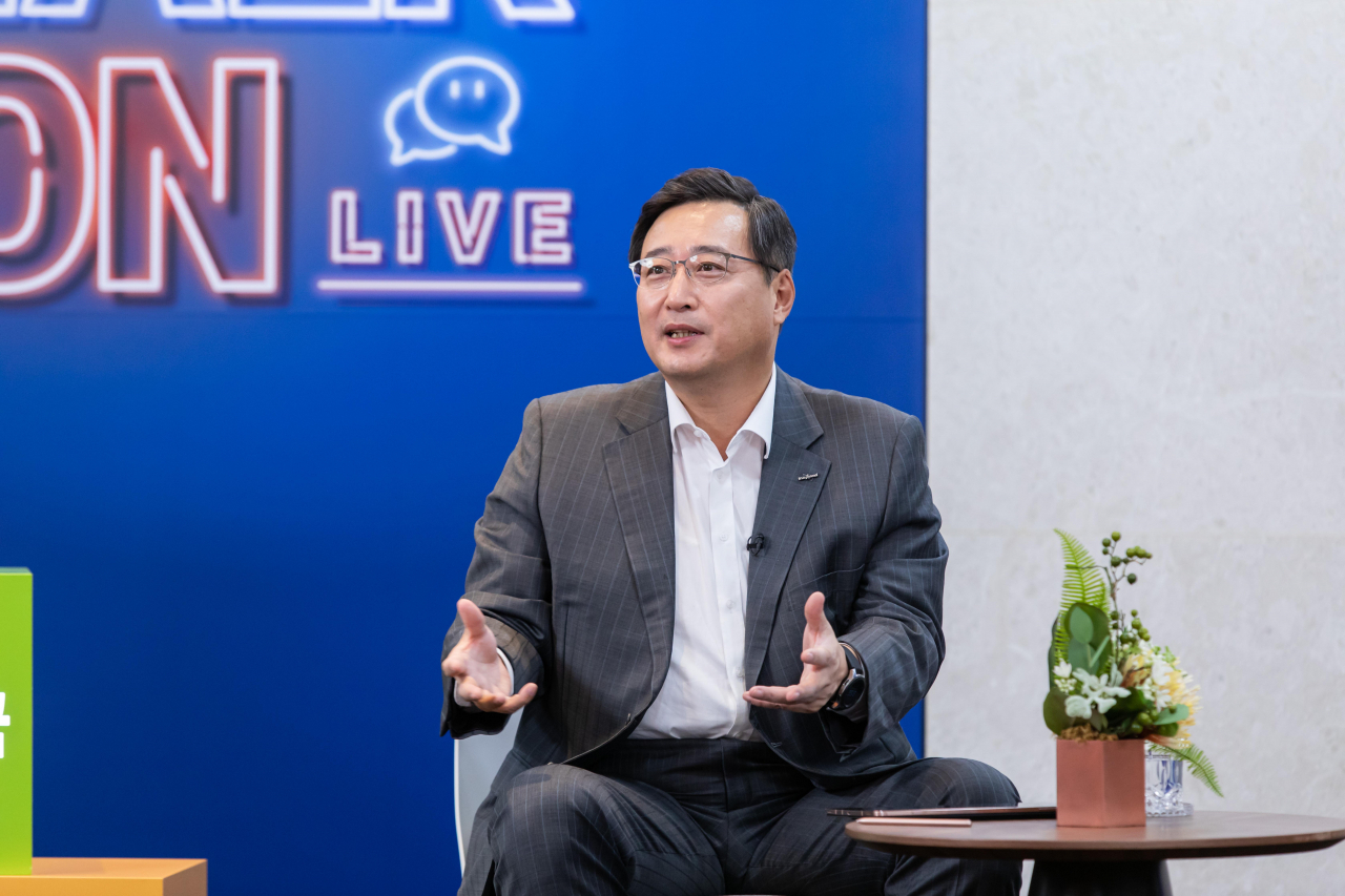 김남구 한국금융지주 회장이 지난 8일 유튜브 생방송 ‘TALK ON LIVE’로 온라인 채용설명회를 열고 학생들의 질문에 답하고 있다.[한국투자증권 제공]