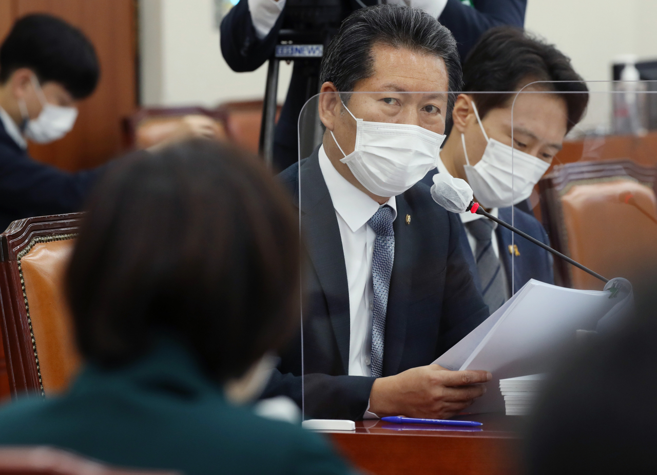 정청래 더불어민주당 의원이 7일 국회에서 열린 교육위원회 국정감사에서 유은혜 사회부총리 겸 교육부 장관에게 질의하고 있다. [연합]