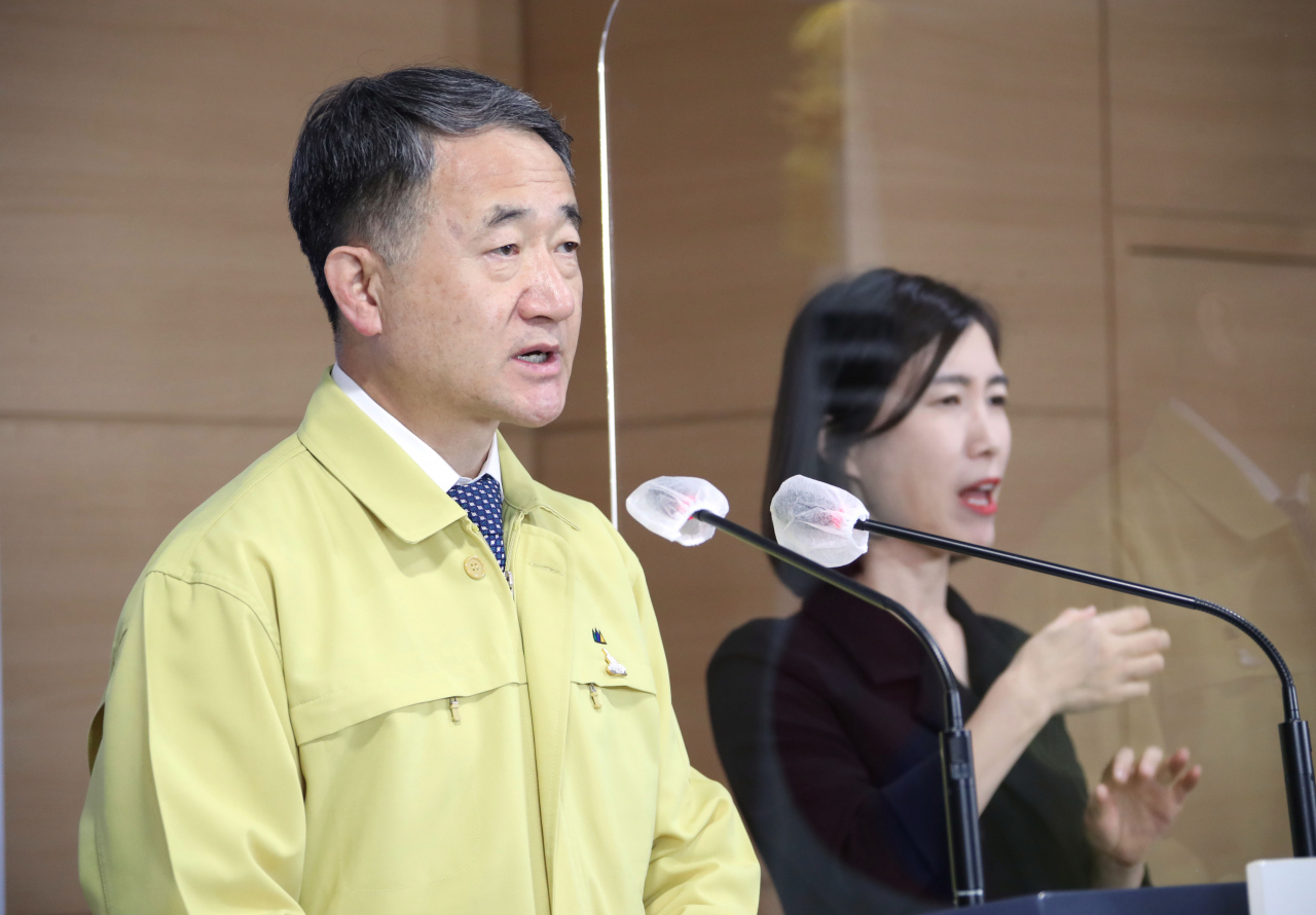 박능후 보건복지부 장관이 11일 오후 정부서울청사에서 중앙재난안전대책본부 회의를 마친 후 브리핑을 하고 있다. [연합]