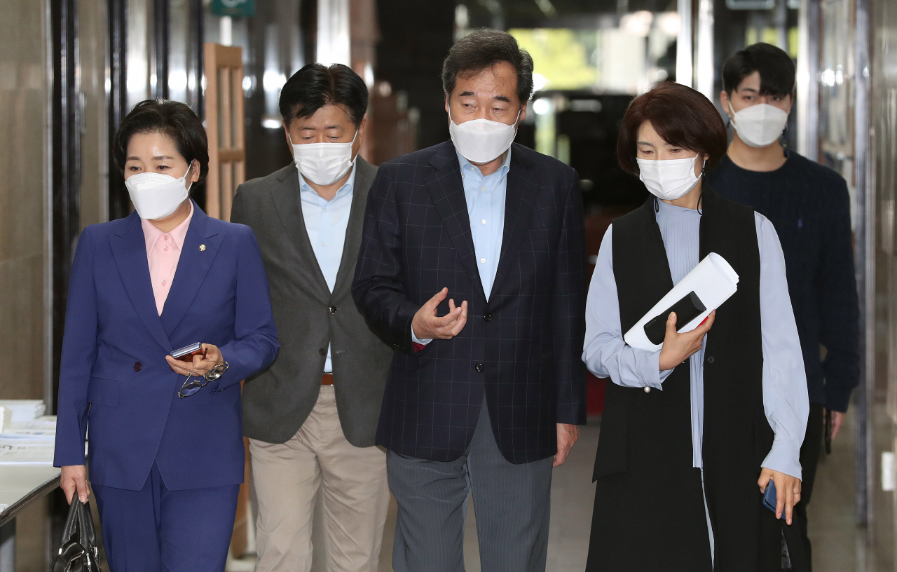 이낙연 더불어민주당 대표가 11일 오후 서울 여의도 국회에서 비공개로 열린 최고위원회의 워크숍에 참석하고 있다. 오른쪽부터 한정애 정책위의장, 이낙연 대표, 오영훈 당대표 비서실장, 양향자 최고위원. [연합]
