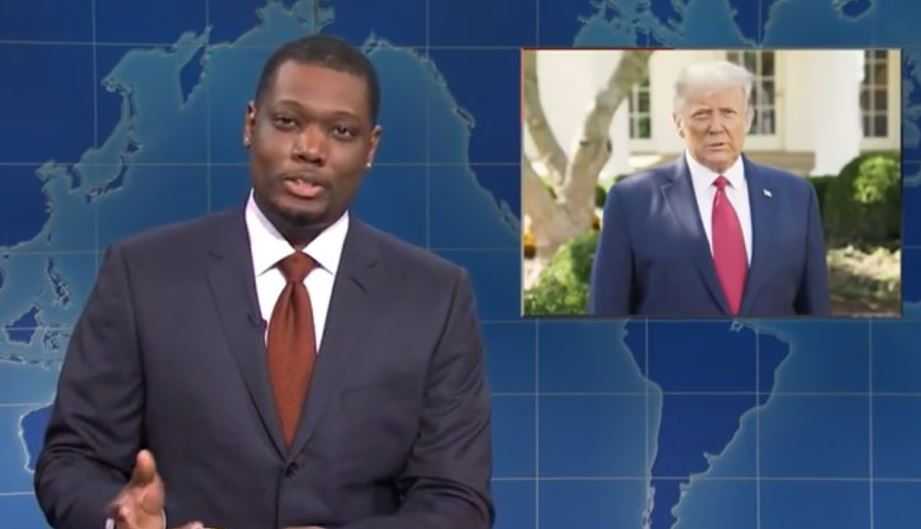 10일(현지시간) 전파를 탄 미국 NBC의 프로그램 ‘새터데이 나잇 라이브(SNL)’의 한 코너에서 사회자가 도널드 트럼프 대통령이 신종 코로나바이러스 감염증(코로나19)에서 완치했다고 주장하는 것을 풍자하고 있다. [NBC 방송화면 캡처]