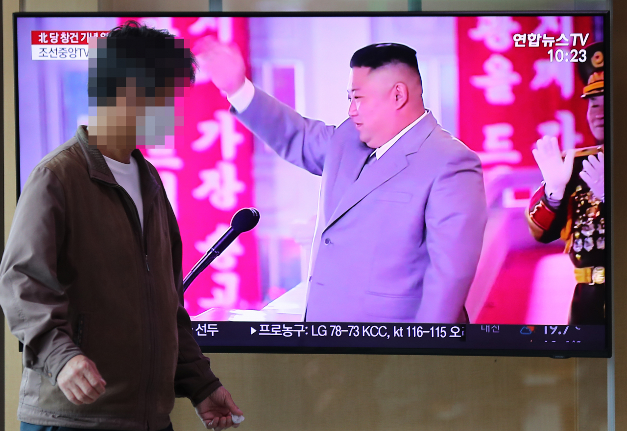 11일 오전 서울역 대합실에 설치된 TV에 지난 10일 평양에서 열린 조선노동당 창건 75주년 열병식 관련 뉴스가 나오고 있다. [연합]