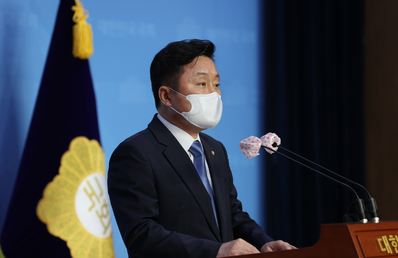 최인호 더불어민주당 수석대변인이 6일 오후 서울 여의도 국회 소통관에서 고위당정협의회 회의 결과를 브리핑하고 있다. [연합]