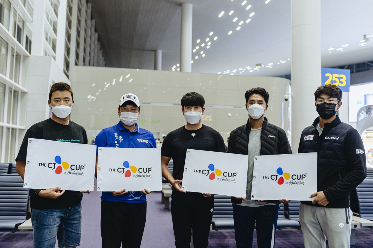 더 CJ컵에 출전하는이태희, 함정우, 이재경, 김한별, 김성현(왼쪽부터)이 11일 출국에 앞서 포즈를 취했다../CJ그룹 제공