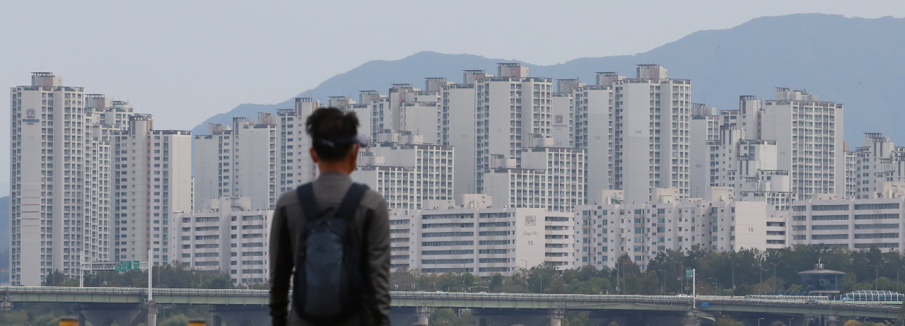 11일 서울 잠실한강공원 일대에서 바라본 아파트 단지의 모습. [연합]